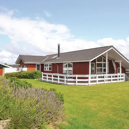 بيت للعطل Four-bedroom Holiday In *
